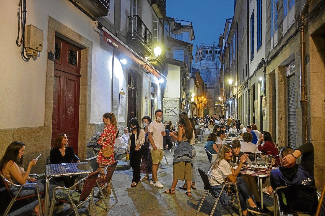 Ourense. 03/07/2020. Ambiente nocturno nas terrazas das rúas do casco velho de tapeo e viños cheas de xente.
Foto: Xesús Fariñas