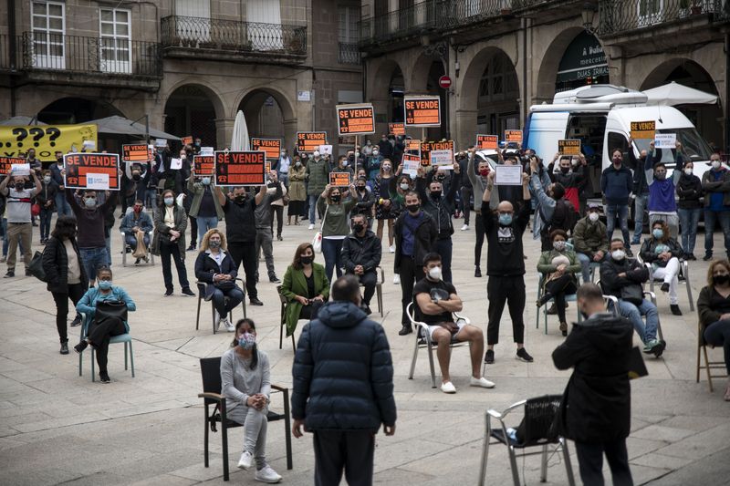 OURENSE (PRAZA MAIOR). 08/10/2020. OURENSE. Concentración en protesta pacífica de los hosteleros y hosteleras de Ourense. FOTO: ÓSCAR PINAL


