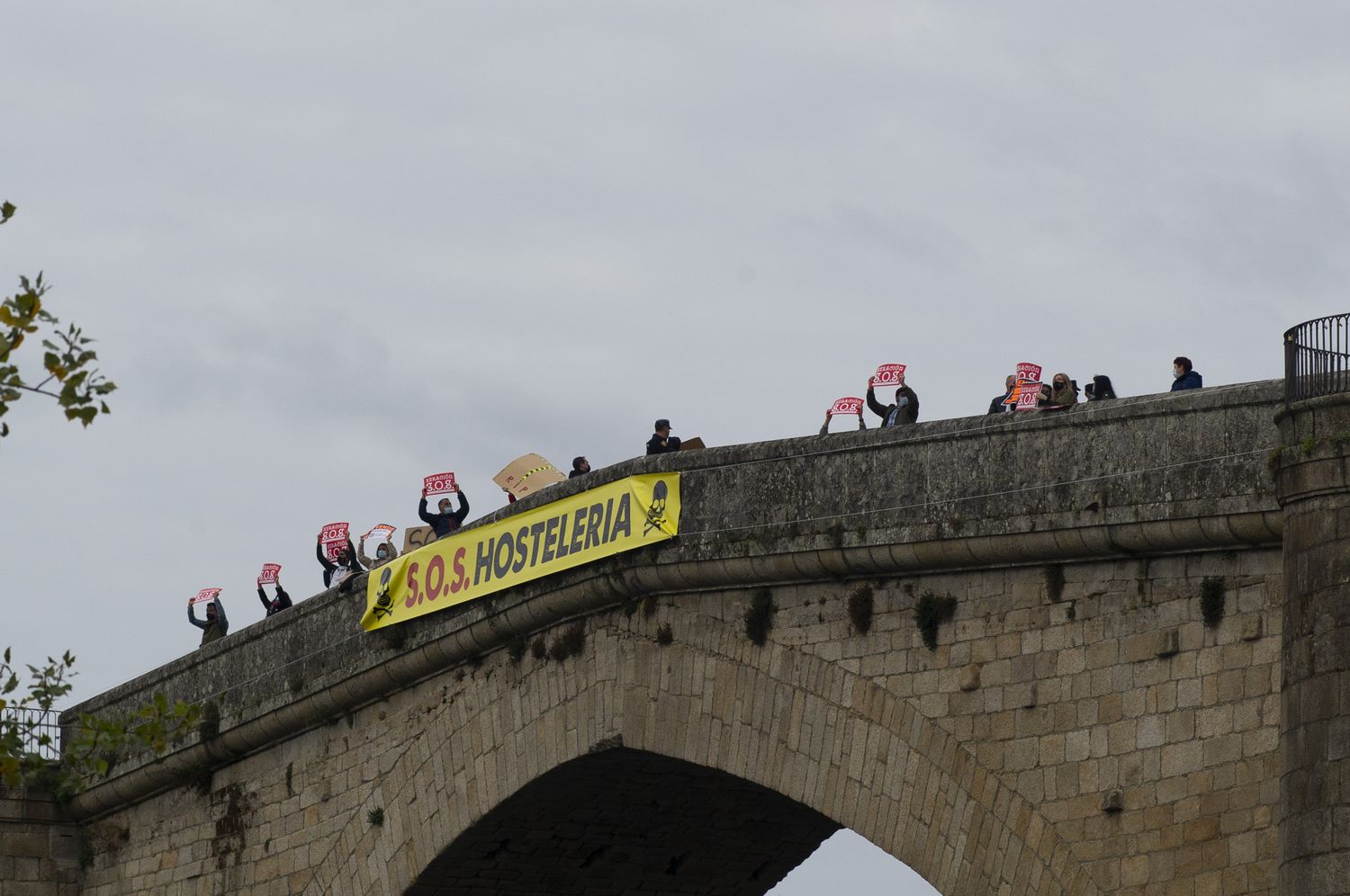 Ourense 4/11/20
Protesta del sector hostelero en el puente romano aprovechando el paso de la vuelta ciclista

Fotos Martiño Pinal