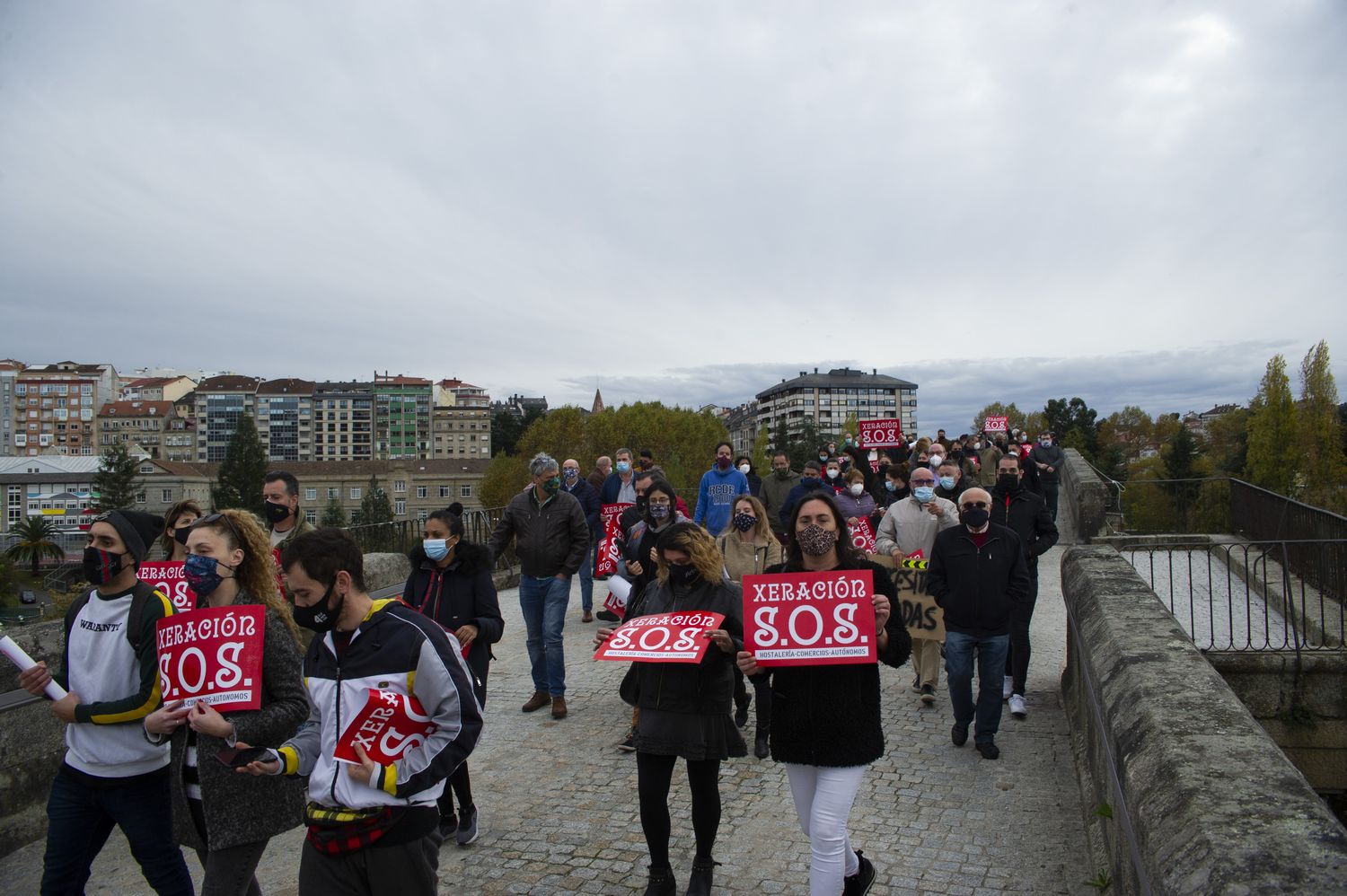 Ourense 4/11/20
Protesta del sector hostelero en el puente romano aprovechando el paso de la vuelta ciclista

Fotos Martiño Pinal