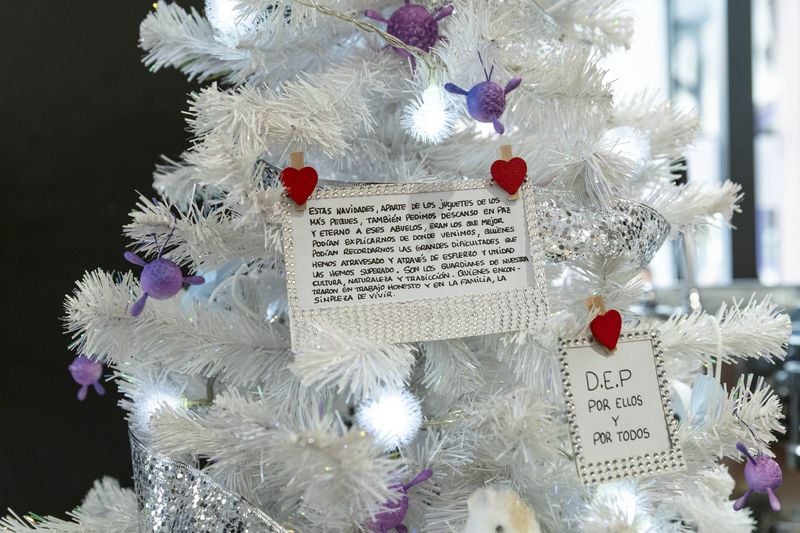 
SAN CIBRAO DAS VIÑAS (RESTAURANTE CASA CID). 16/12/2020. OURENSE. En Casa Cid han decidido decorar la Navidad con un árbol lleno de motivos relacionados con el tiempo de confinamiento. FOTO: ÓSCAR PINAL
