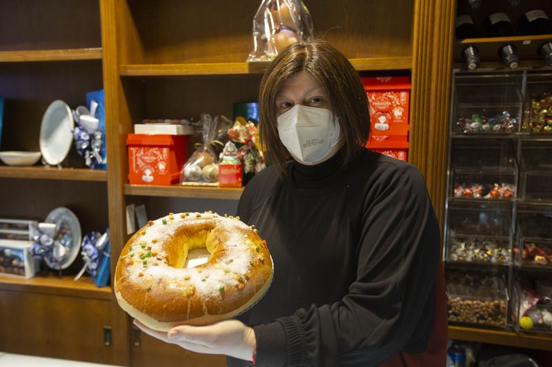Ourense. 05/01/2021. Reportage sobre la venta de Roscas de Reyes en las pastelerías Ourensanas.
Foto: Xesús Fariñas