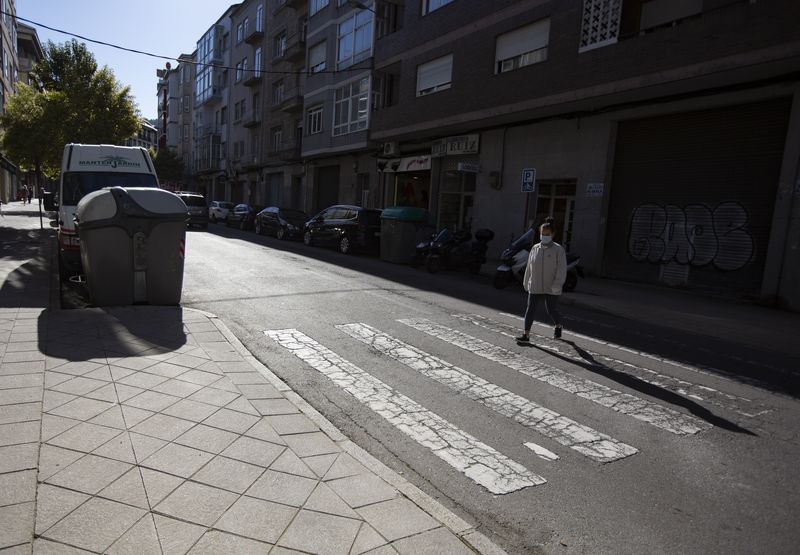 Ourense. 12/04/2021. Reportaje sobre la mobilidad en la ciudad de Ourense. Pasos de peatones conflictivos. En la foto el de Avenida Buenos Aires en Motos Ucha.
Foto: Xesús Fariñas