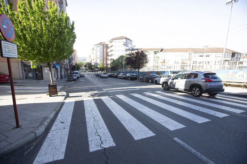 Ourense. 12/04/2021. Reportaje sobre la mobilidad en la ciudad de Ourense. Pasos de peatones conflictivos. En la foto la calle Pena Trevinca.
Foto: Xesús Fariñas