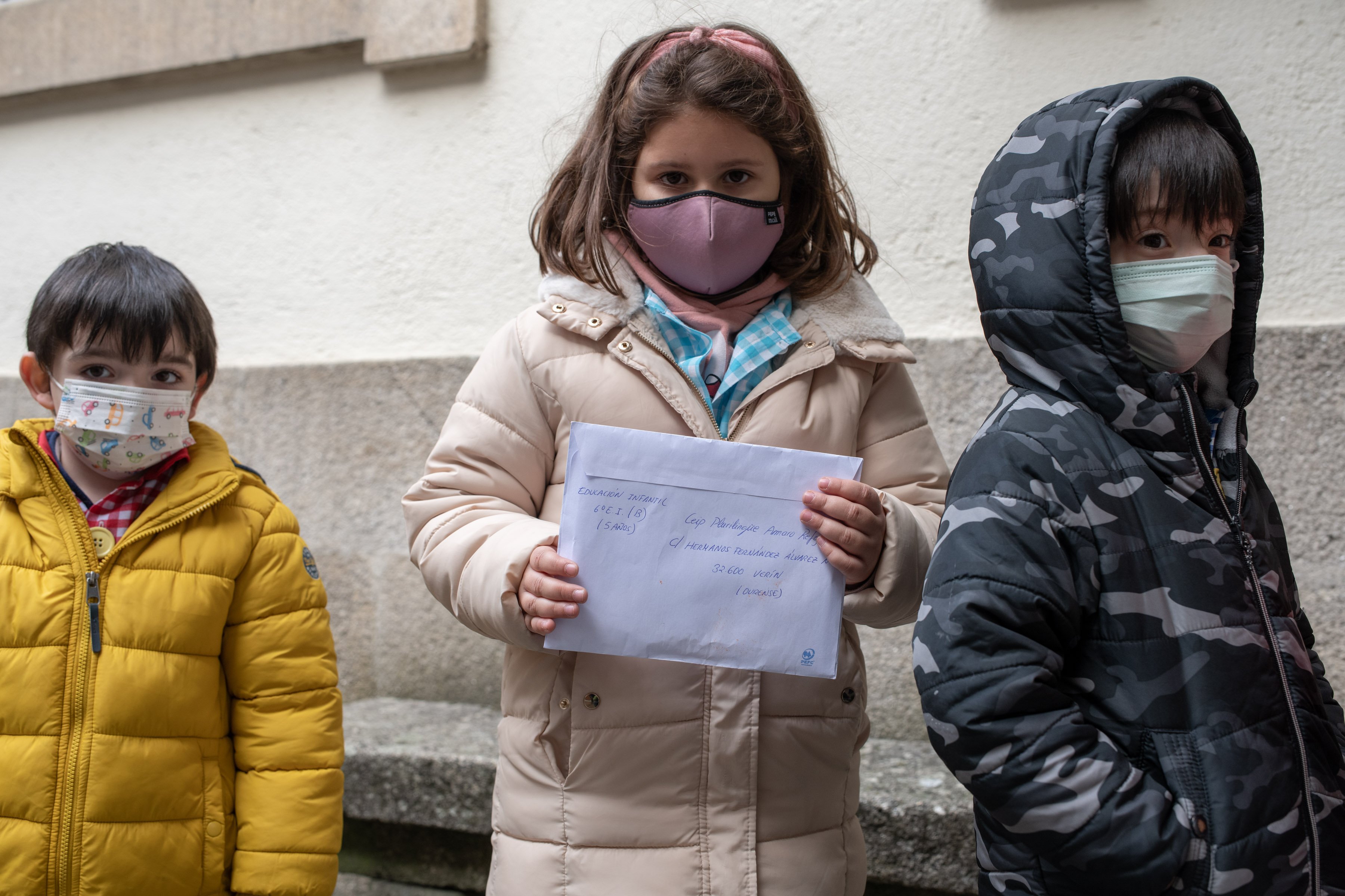 VERÍN (OFICINA CORREOS). 29/11/2021. OURENSE. Os cativos do CEIP Amaro Refojo de Verín envían cartas solidarias a La Palma. FOTO: ÓSCAR PINAL
