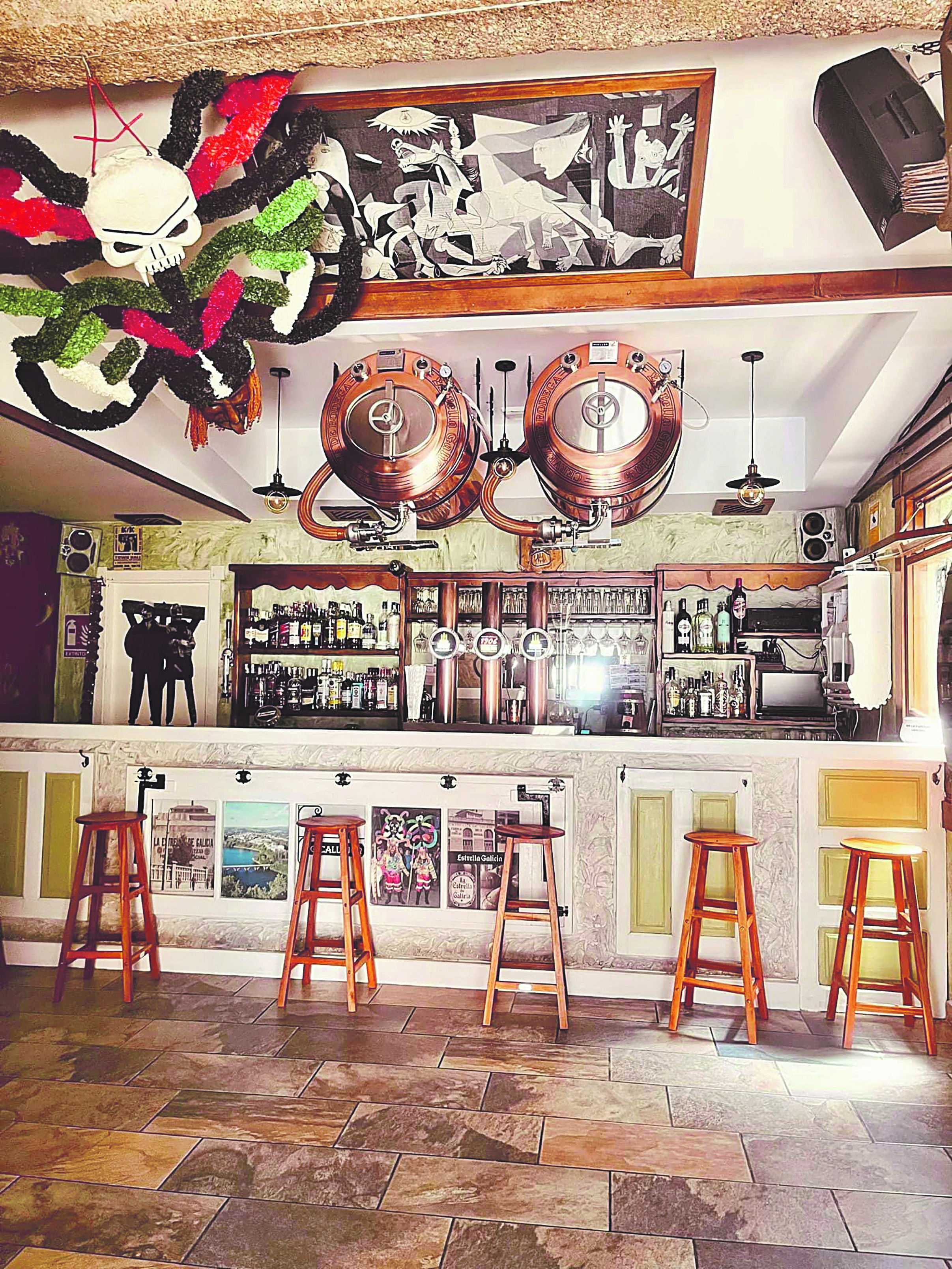 Interior del Bar O Callejón, en Viana do Bolo. (CRISTINA CLAVERÍA)