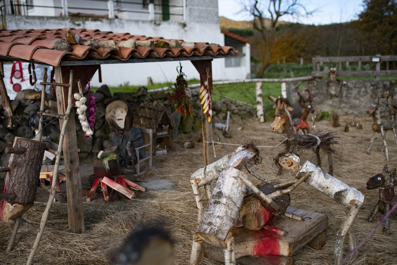 O Mato (Allariz). 09/12/2022. Decoración de Nadal na aldea de O Mato feita pola veciñanza.
Foto: Xesús Fariñas