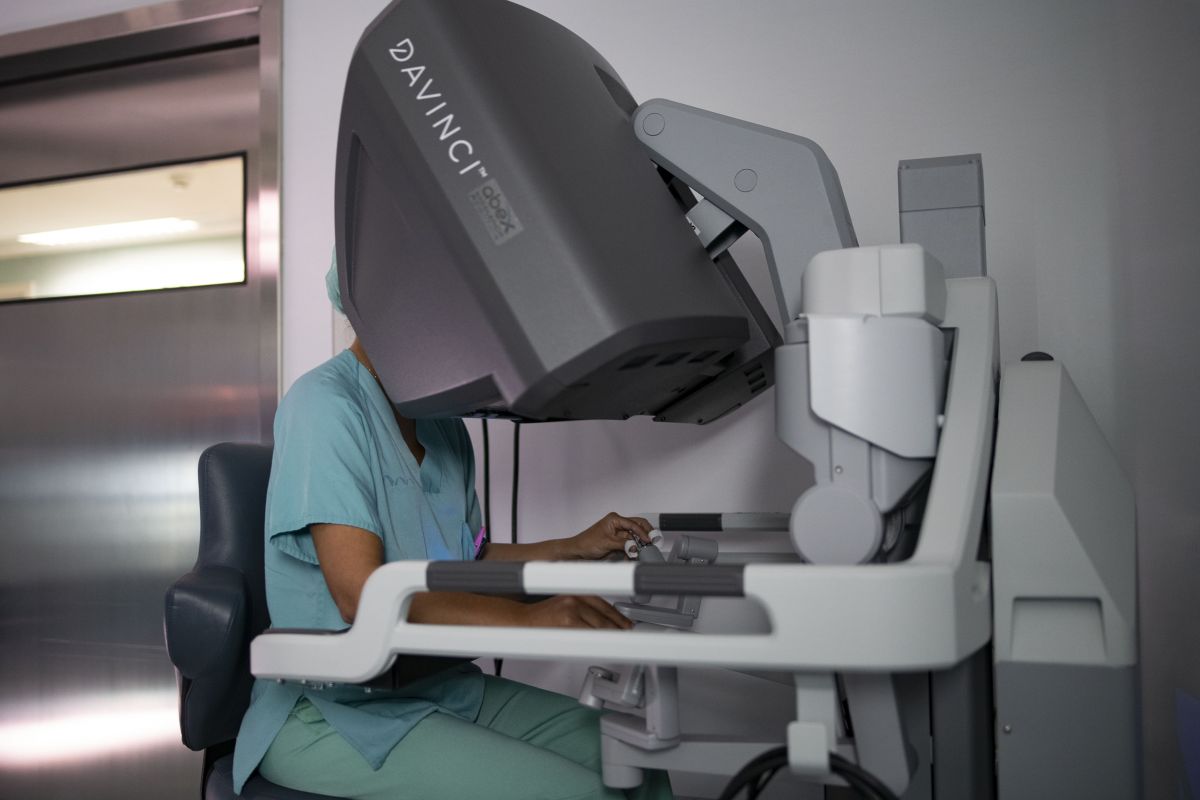 La cirujana Inés Aldrey utiliza la consola del robot quirúrgico Da Vinci instalado en el CHUO.
