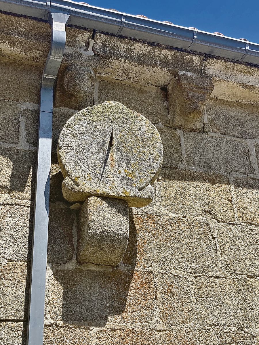 Reloj de sol en un lateral de la Iglesia de San Miguel, en San Cibrao