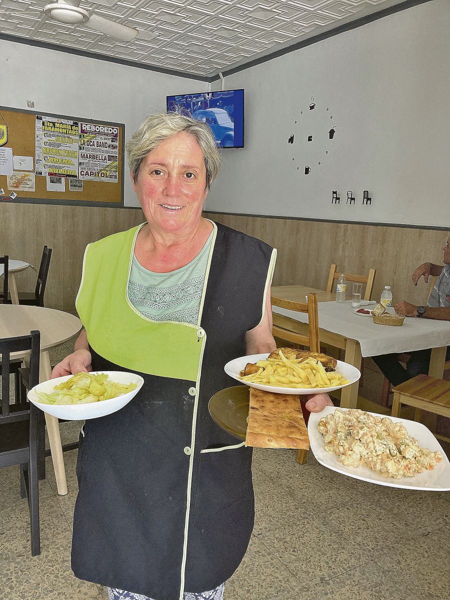 Julia Ferreira, al frente del servicio de menús, un día laborable en el bar O Carballo.