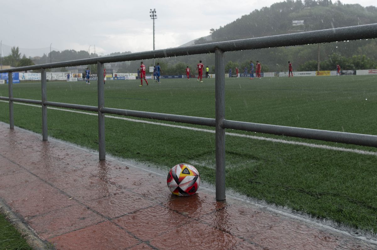 Oira resistió perfectamente pese a la intensa lluvia que caía durante buena parte del partido.
Fotos Martiño Pinal
