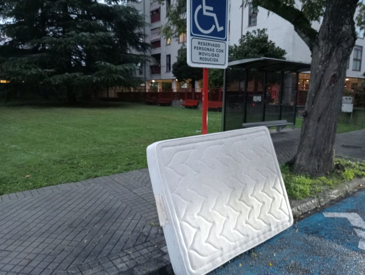 Colchón que invade una plaza para personas con discapacidad
