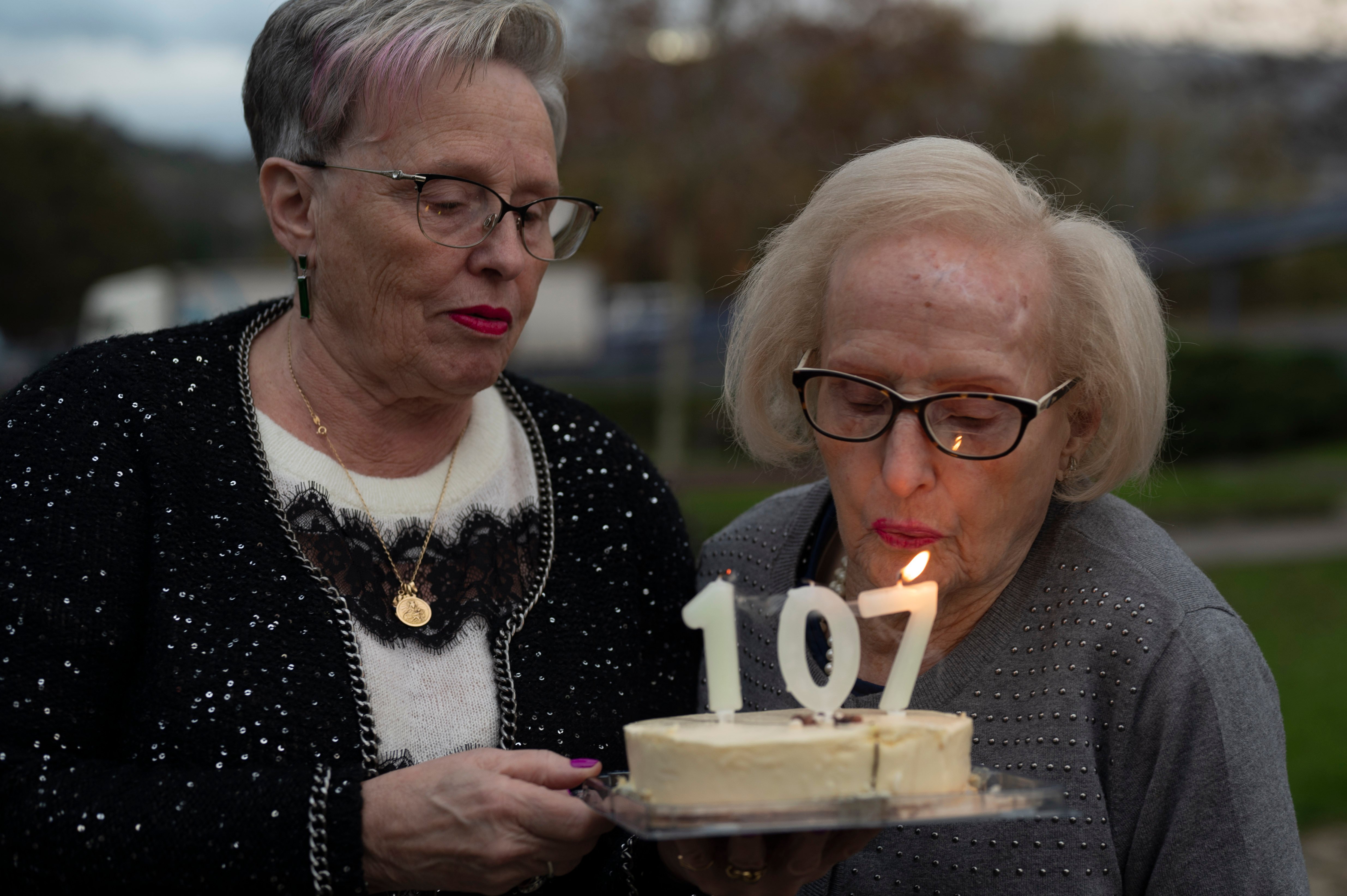 Esperanza Cortiñas posa con su hija Mª del Carmen Vázquez Cortiñas con una tarta de cumpleaños,107 años

Fotos Martiño Pinal