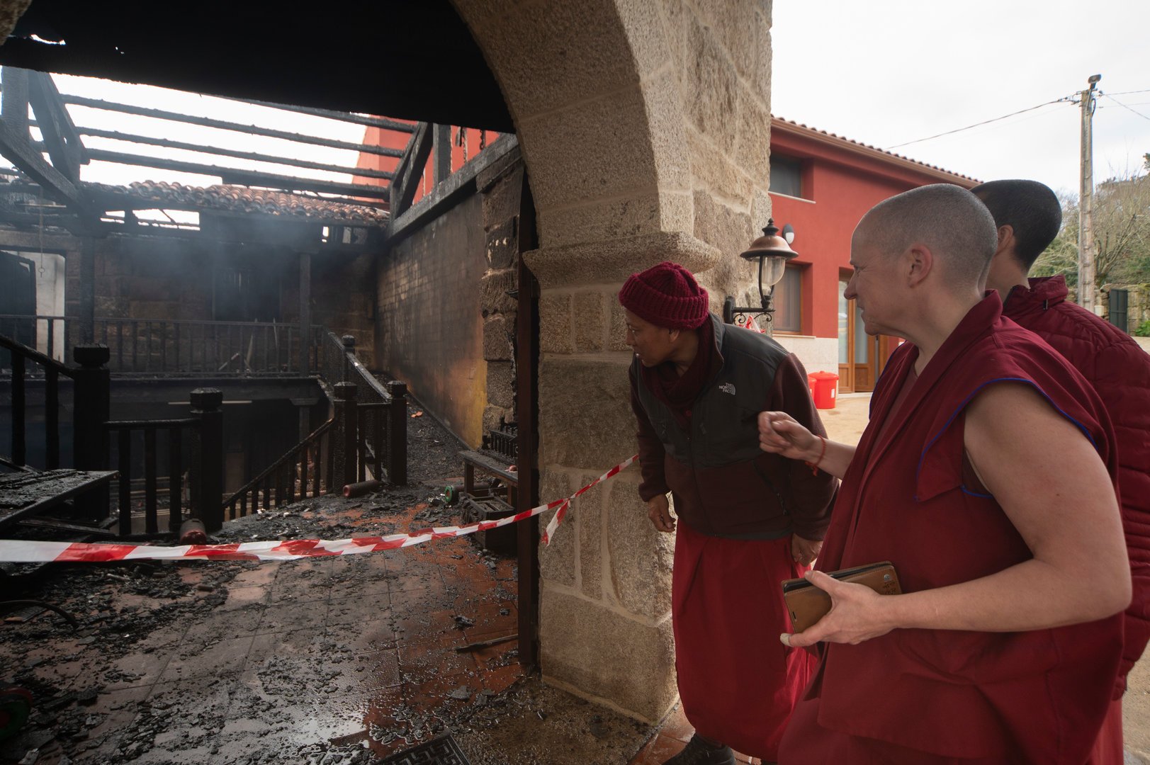 San Amaro 28/2/24
Día después del incendio en el templo budista de Ventoselo en Sana Amaro

Fotos Martiño Pinal