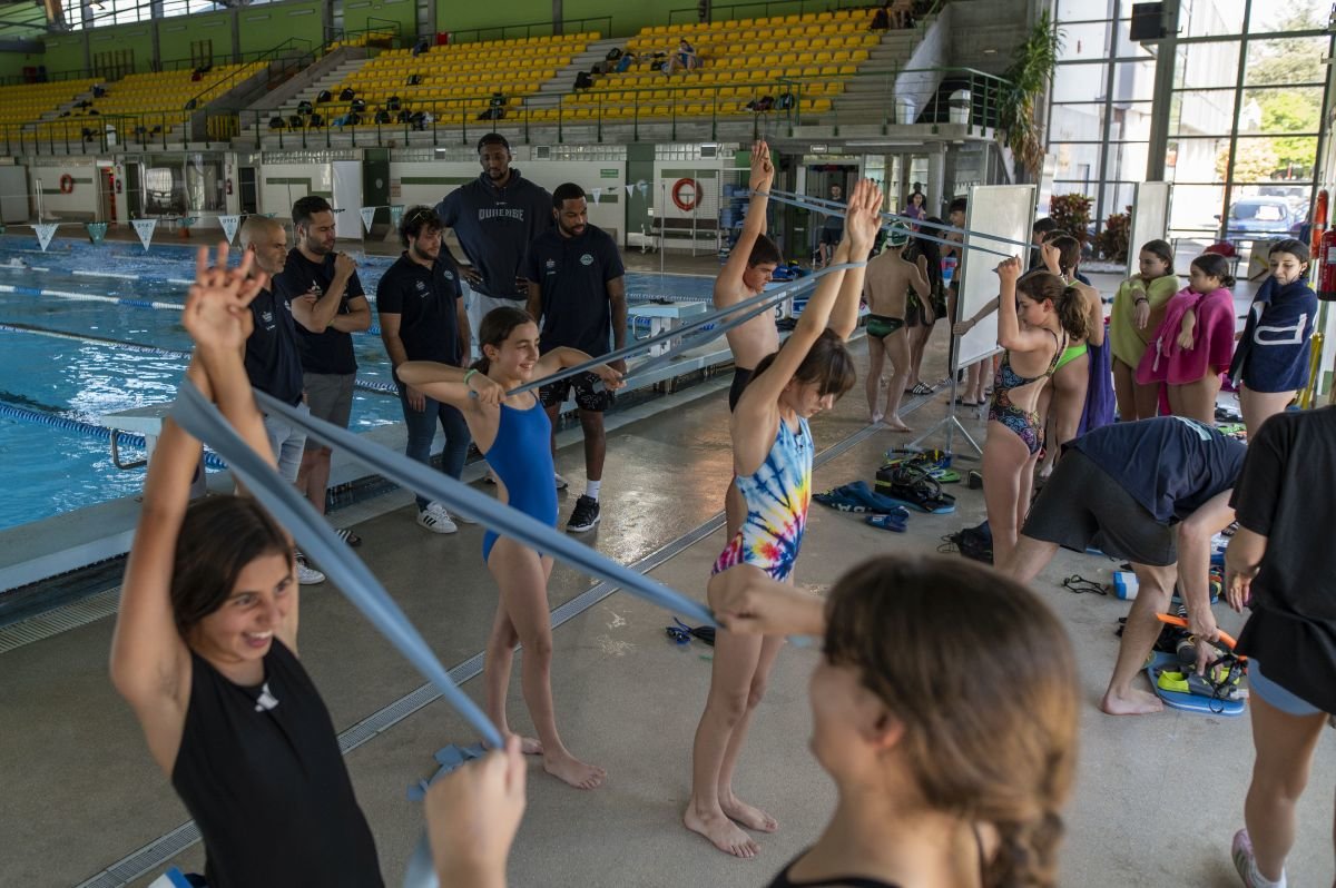 Ourense 17/4/24
Visita jugadores del COB al club natación pabellón en la piscina Rosario Dueñas

Fotos Martiño Pinal